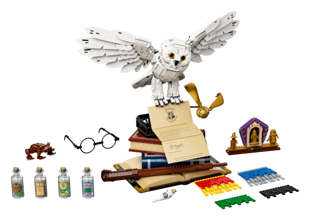 Alle onderdelen van de Lego Zweinstein iconen set. Met onder meer een chocoladekikker, de bril van Harry Potter in LEGO onderdelen, de gouden snaai, gouden minifiguren en een toverstok.