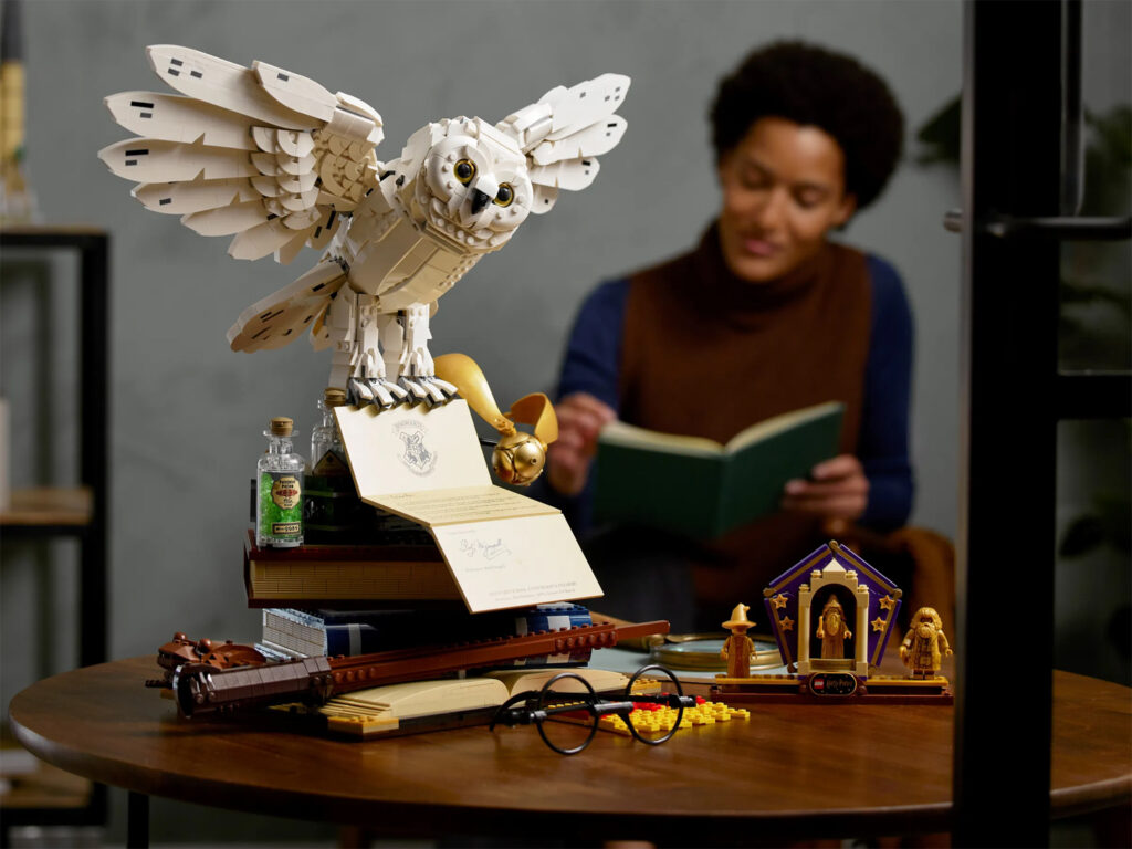 Lego Harry Potter Hogwarts Iconen. Met Hedwig de uil. Deze lego set kan je nu ook gewoon huren.