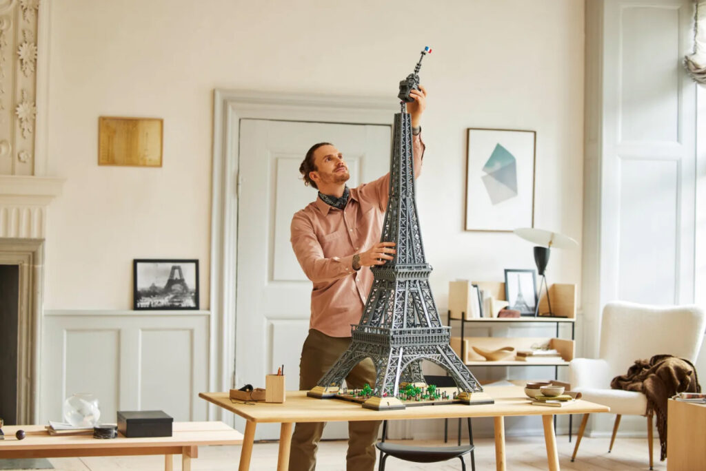 Man bouwt de Eiffeltoren: grote lego set die je ook kan huren